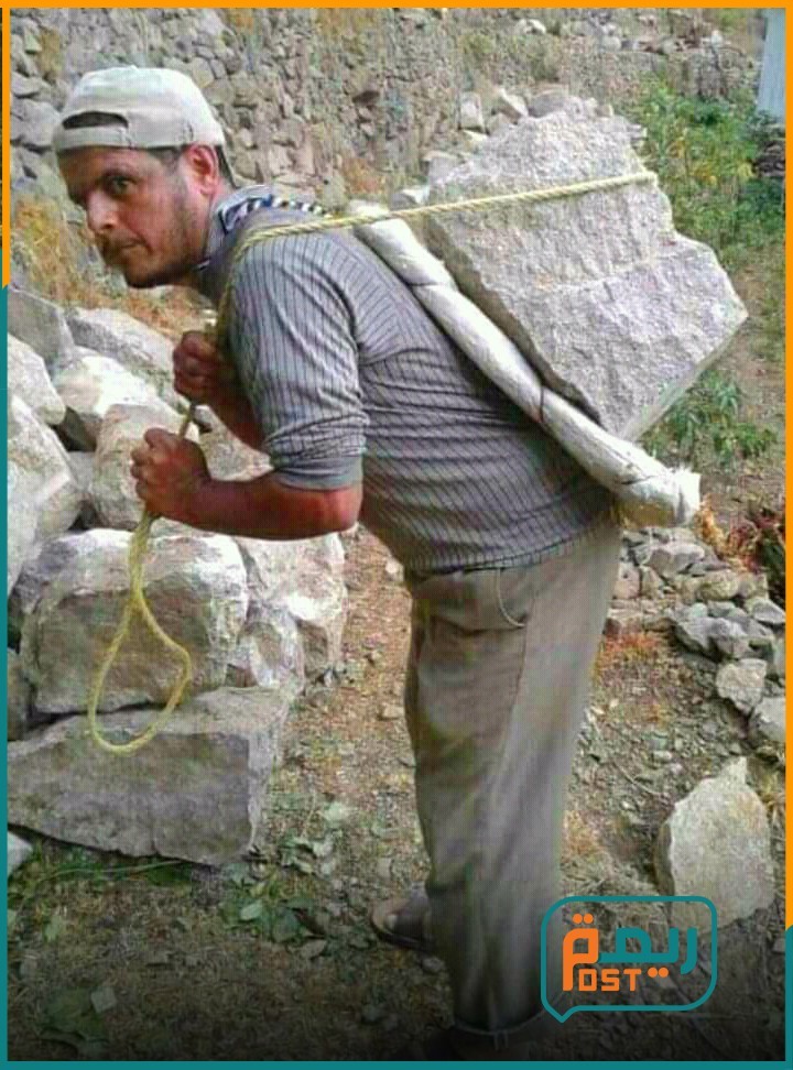 الأستاذ مختار المسوري وعلى ظهره صخرة