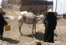 “سميرة” مشقة جلب المياه لمواجهة أعباء الحياة