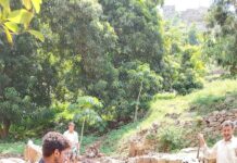 تكافل مجتمعي في ريمة: أهالي المناطق المتضررة يصلحون طرقهم دون تدخل من السلطات