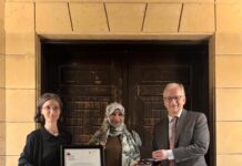 السفيرة الفرنسية تمنح فتحية المعمري الجائزة الفرنسية الألمانية لحقوق الإنسان