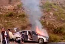 مواطنون يخمدون حريق مركبة مواطن بالجبين وسط غياب لفرق الإنقاذ